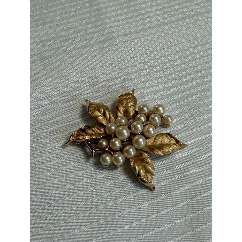 Vtg Signed Crown Trifari Faux Pearl Leaf Brooch/Pendant  w/Gold Tone